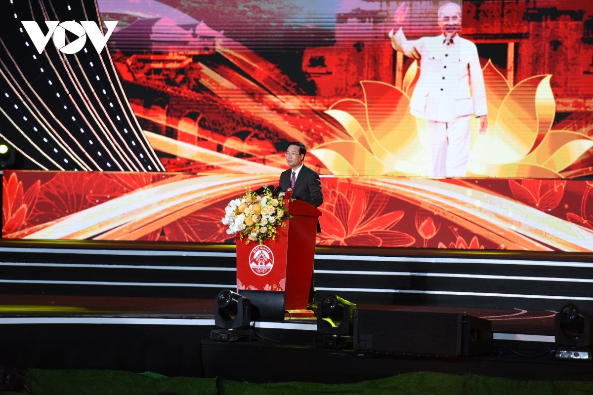 Toàn cảnh Chủ tịch nước Võ Văn Thưởng dự Lễ kỷ niệm 60 năm Bác Hồ thăm tỉnh Hà Bắc