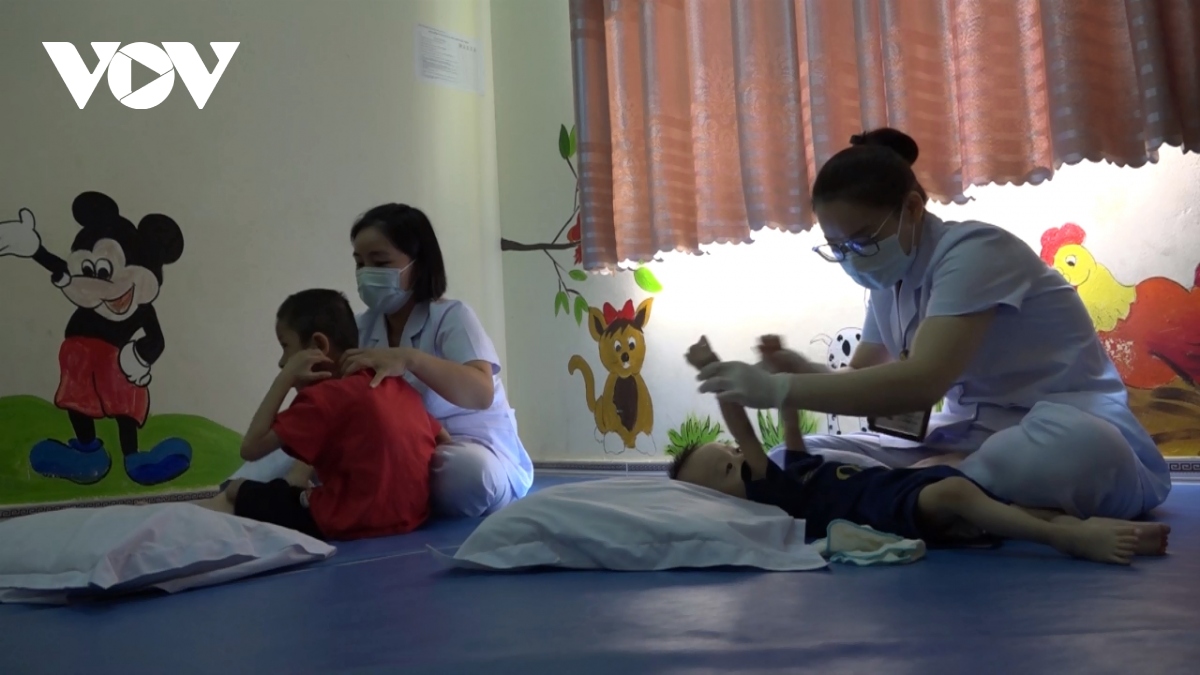 Gia đình có con bị bại não ở Lào Cai: Thiệt thòi khó nói hết bằng lời