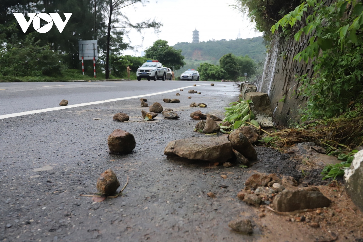 Xuất hiện đá rơi, cấm phương tiện lên bán đảo Sơn Trà, Đà Nẵng