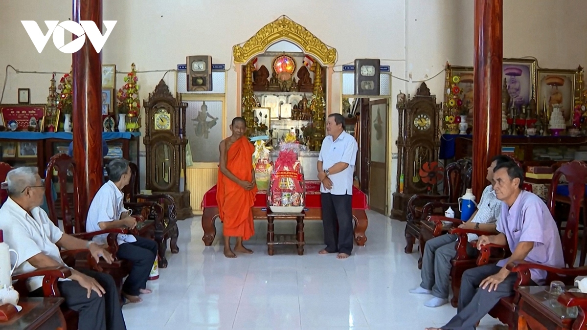 Lãnh đạo tỉnh Trà Vinh tặng quà mừng Lễ Sen Đôn ta đồng bào Khmer