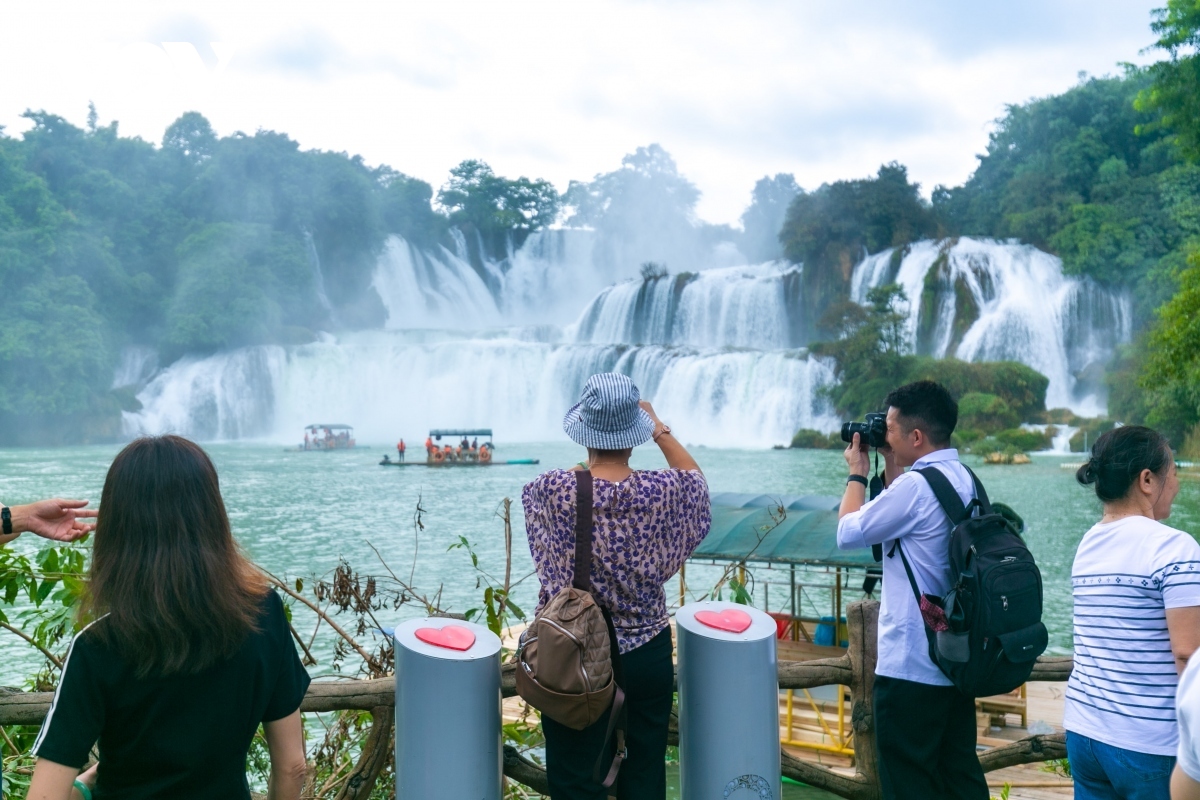 Gần 6.000 lượt khách qua lại thác Bản Giốc (Việt Nam) - Đức Thiên (Trung Quốc)