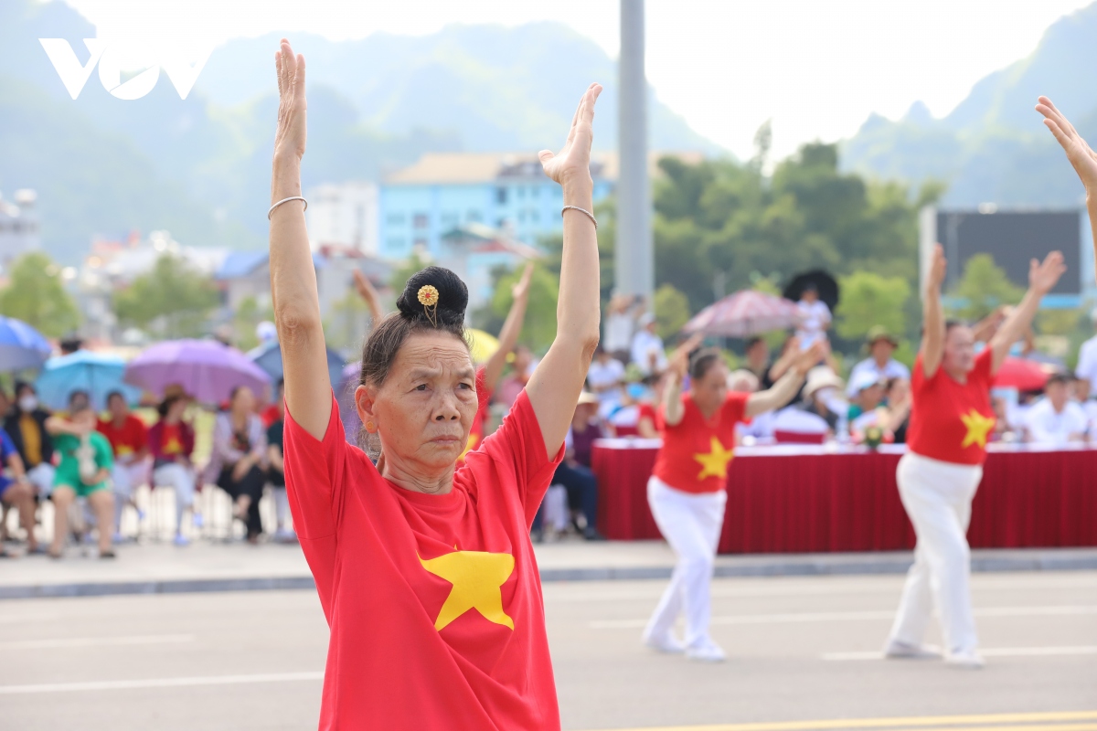 Hơn 400 người cao tuổi biểu diễn tiết mục dân vũ ở Sơn La