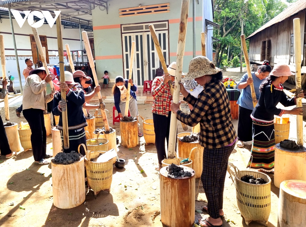 Truyền dạy và thực hành nghề làm gốm thủ công của người Mnông tại Đắk Lắk