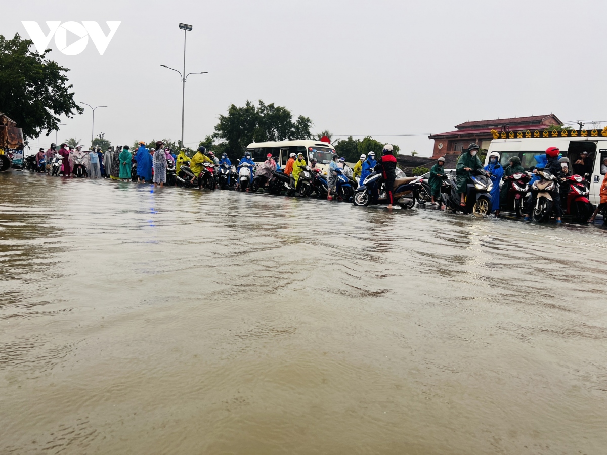 CSGT Quảng Nam chốt chặn ở nhiều tuyến quốc lộ bị ngập để điều tiết giao thông