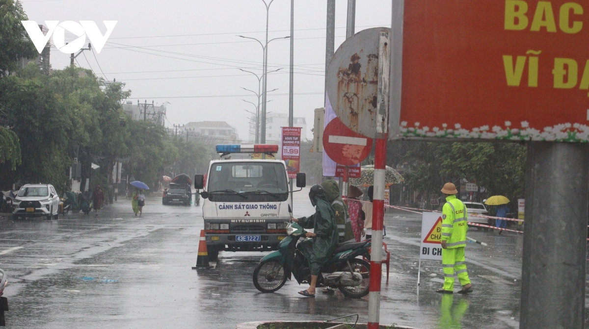Đà Nẵng phân luồng giao thông, ngăn người dân đi vào vùng ngập sâu nguy hiểm