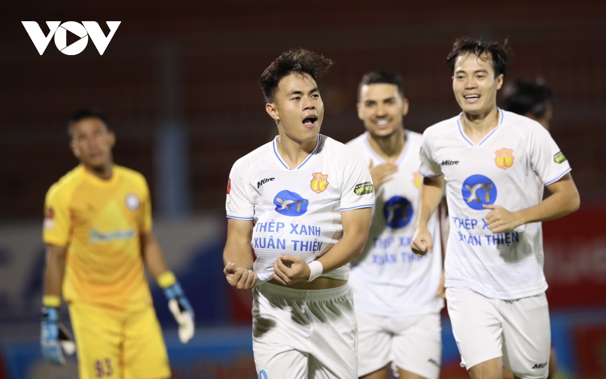 Nam Định chiếm ngôi đầu bảng V-League sau màn rượt đuổi tỷ số