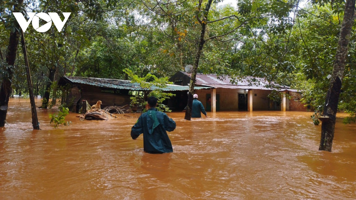 Mưa lớn gây ngập úng nhiều nơi ở Bình Phước, Bình Dương