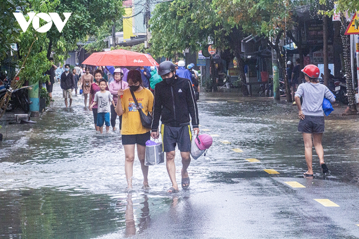 Đà Nẵng ngưng mưa, nhiều tuyến đường vẫn ngập nước
