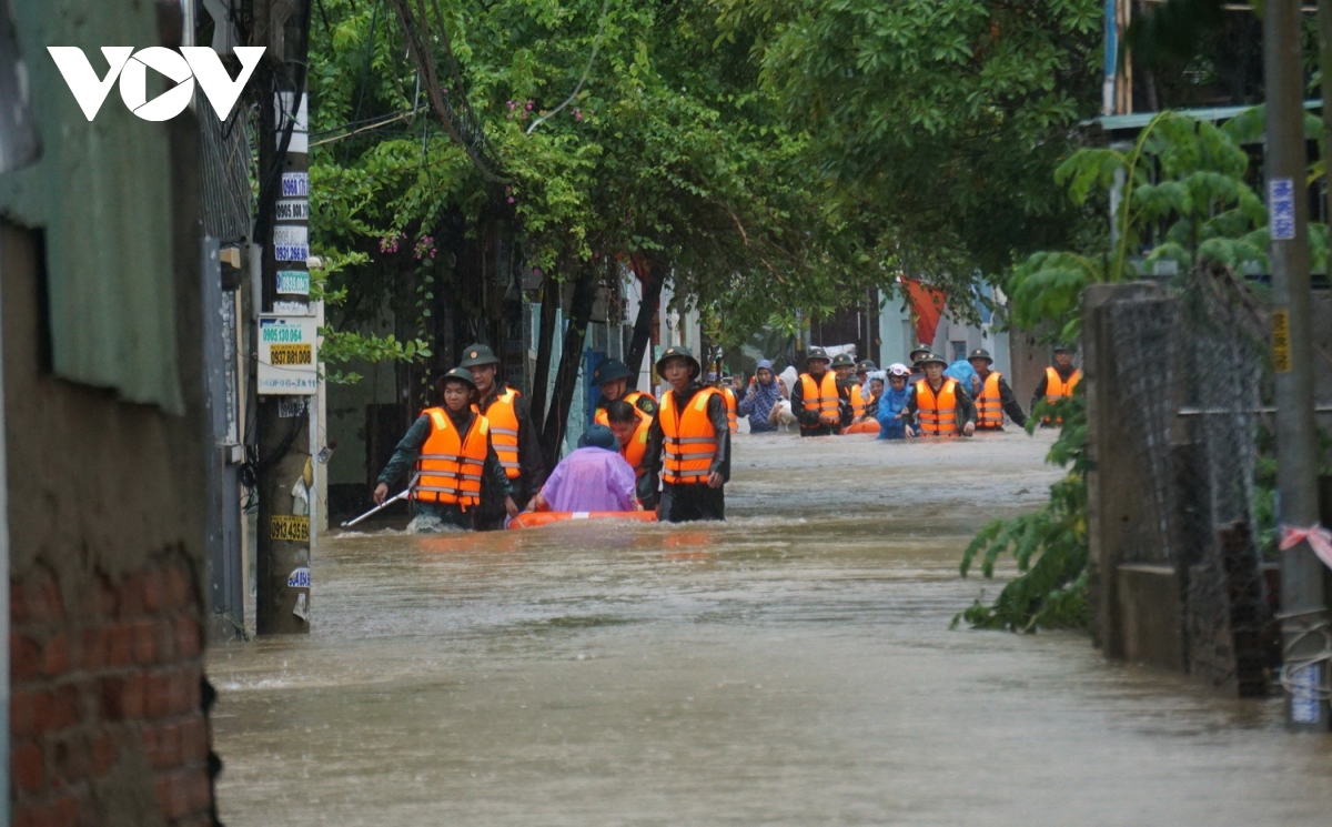 Công an, quân đội dầm mưa ngâm nước giúp dân sơ tán
