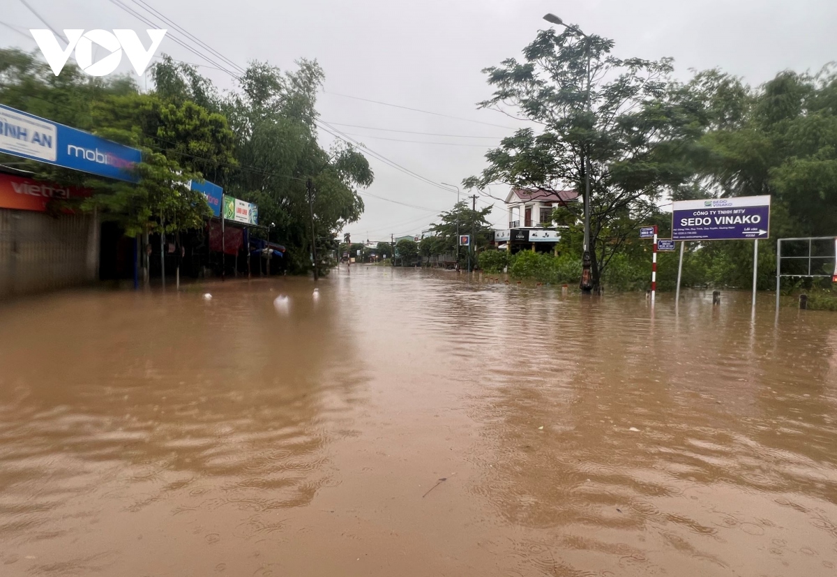Mưa lớn, lốc xoáy khiến nhiều nhà tốc mái, nhiều tuyến đường ở Quảng Nam ngập sâu