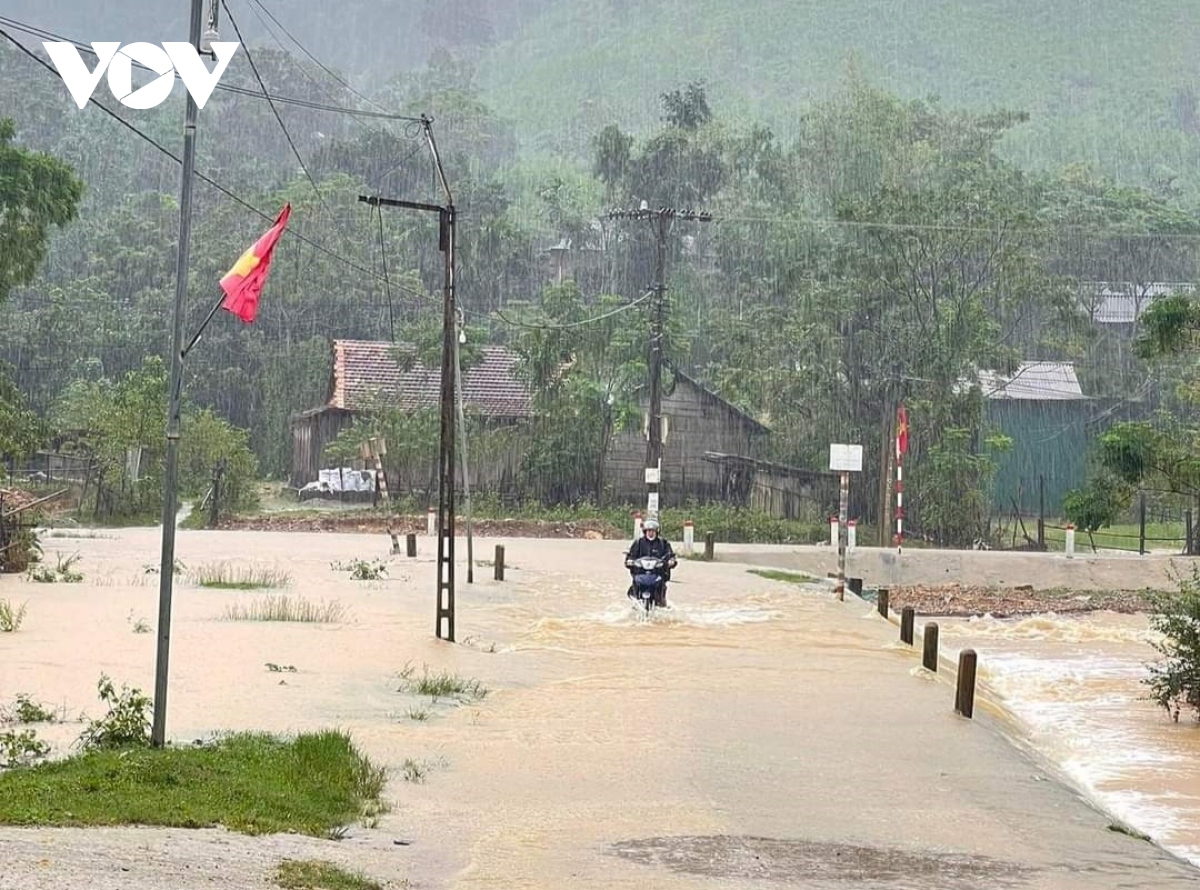 Mưa lớn gây sạt lở ngập lụt ở Miền Trung, các trường chủ động cho học sinh nghỉ học