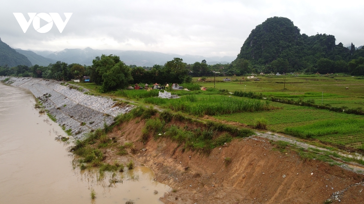 Sau đợt mưa lớn, nhiều tuyến đê, kè dọc sông Gianh bị sạt lở