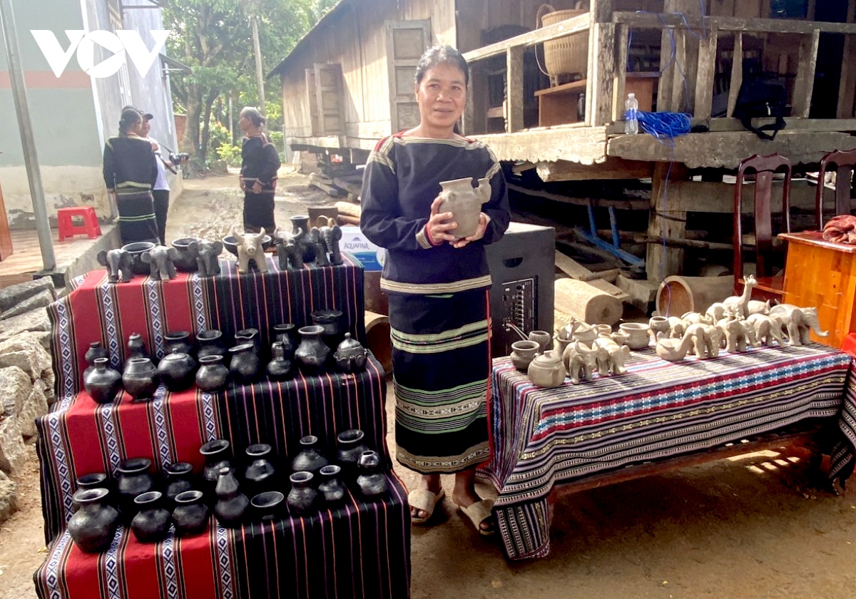 Truyền dạy nghề gốm thủ công của đồng bào dân tộc MNông
