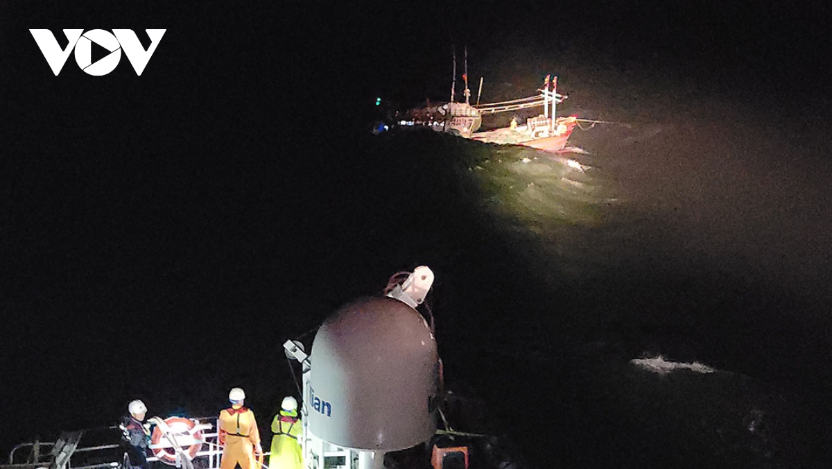 Kịp thời cứu sống 14 thuyền viên trên tàu bị chìm