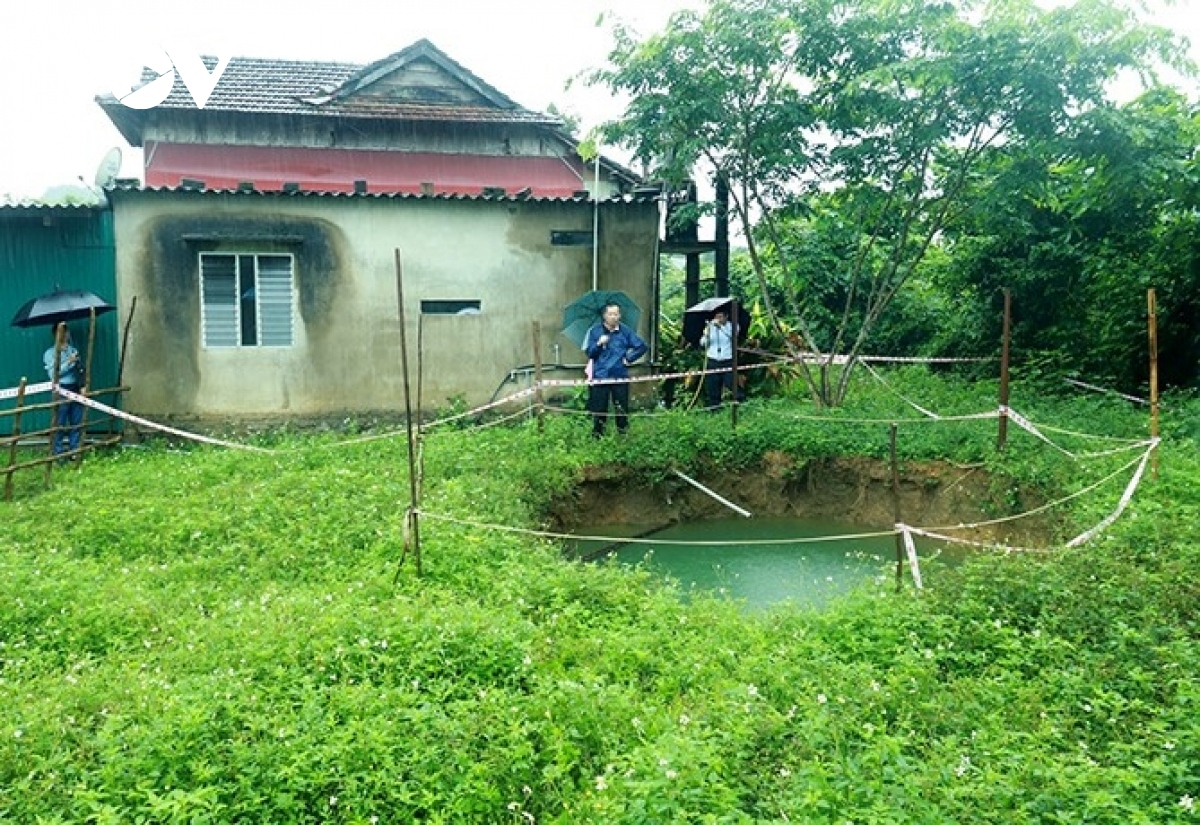 Xuất hiện hố sâu 12m ở trong vườn nhà dân ở Quảng Bình