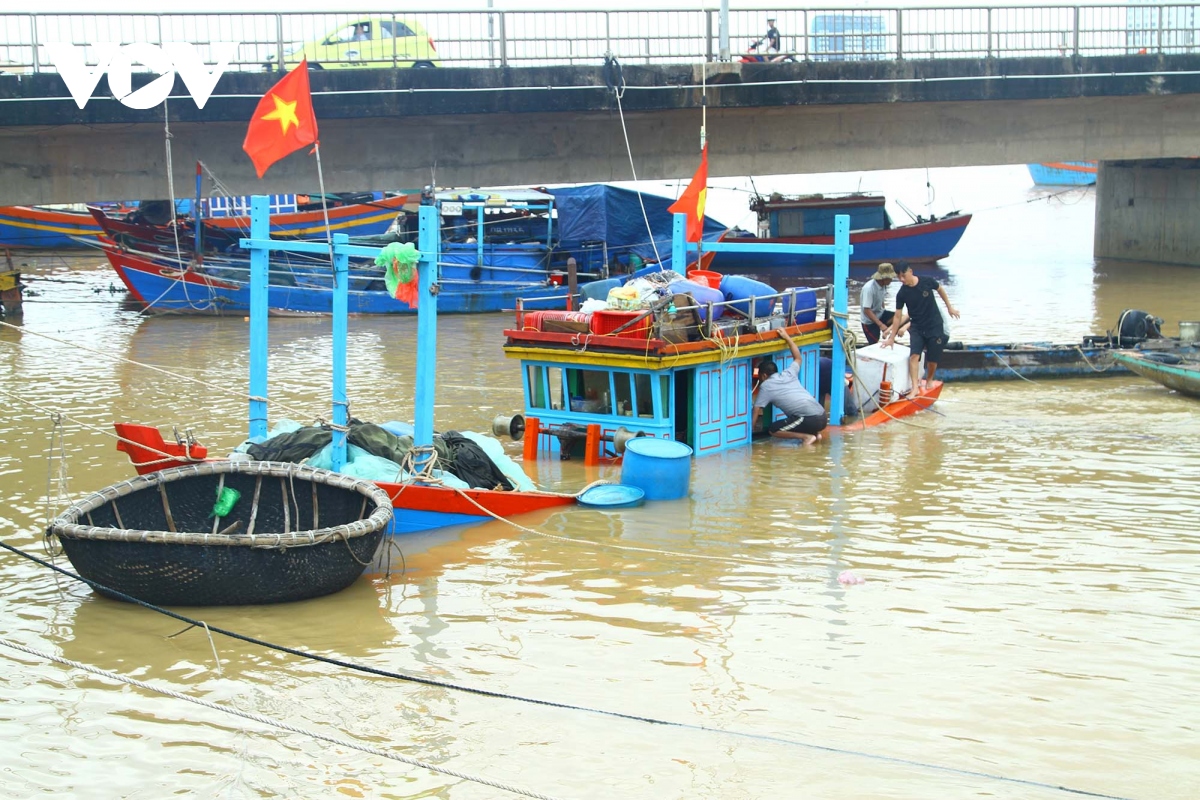 Tàu cá tại Quảng Bình bị chìm khi đang neo đậu