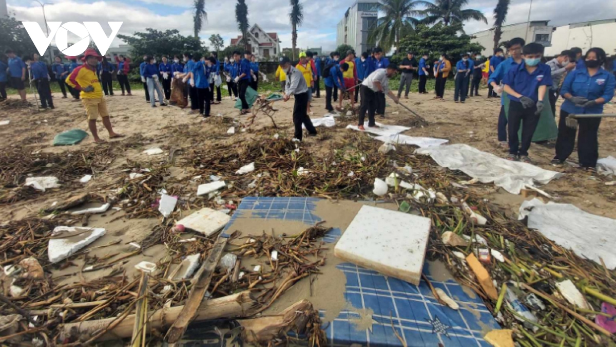 Hơn 2000 thanh niên làm sạch môi trường biển sau mưa lũ ở Đà Nẵng