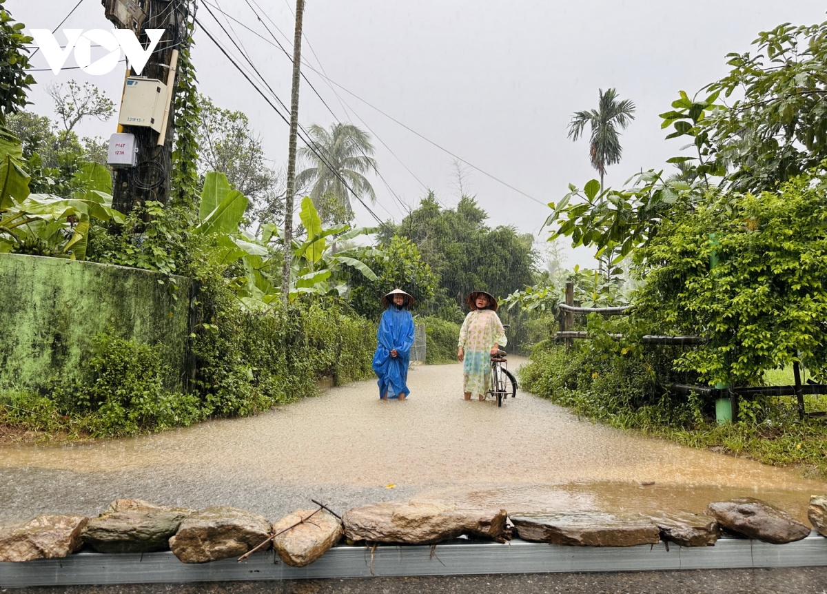Người dân miền núi ở Đà Nẵng kê cao đồ đạc, đưa xe ra cầu tránh lũ