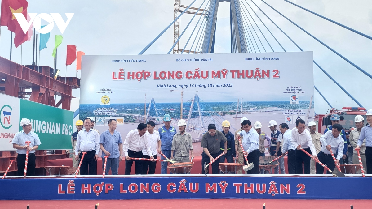 Thủ tướng Chính phủ Phạm Minh Chính dự lễ hợp long cầu Mỹ Thuận 2
