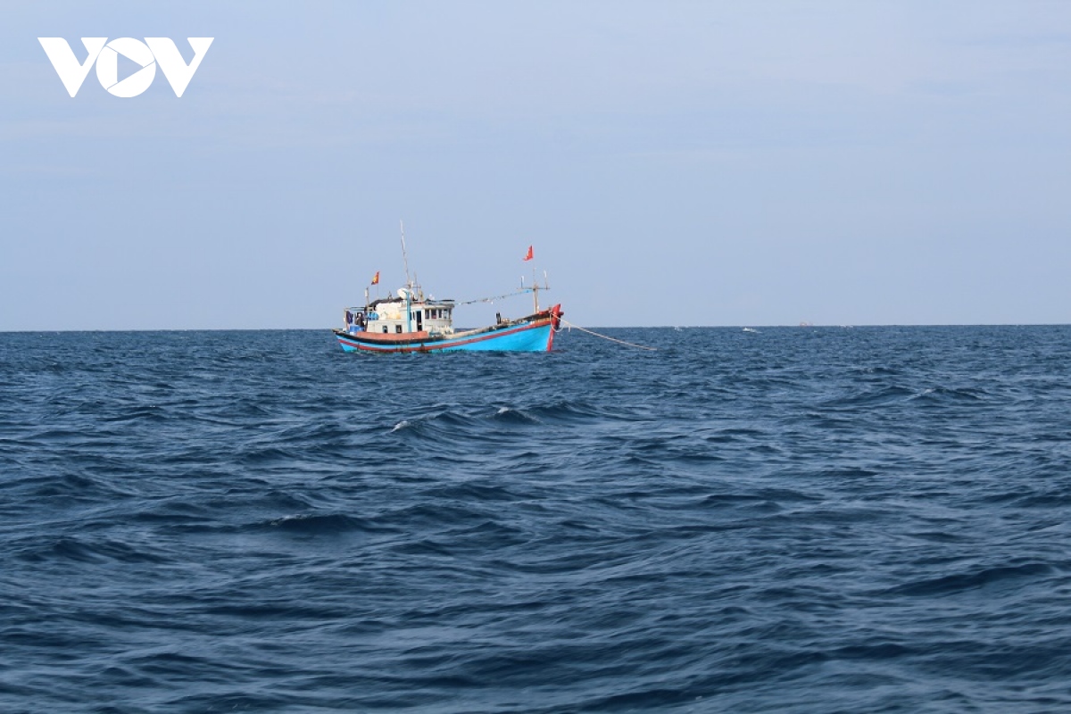 Tàu cá bị hỏng máy, đang thả trôi trên vùng biển Bình Thuận