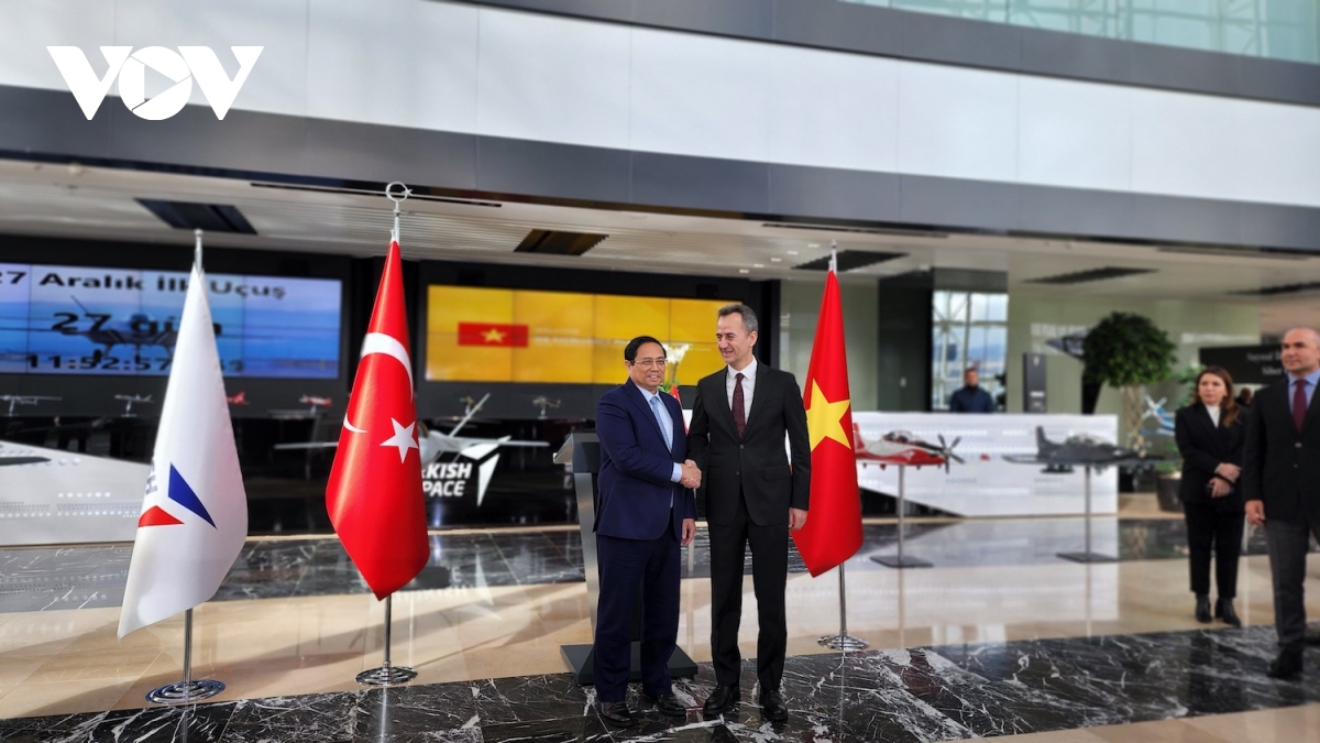 Thủ tướng thăm và làm việc với Tập đoàn Hàng không Vũ trụ Thổ Nhĩ Kỳ