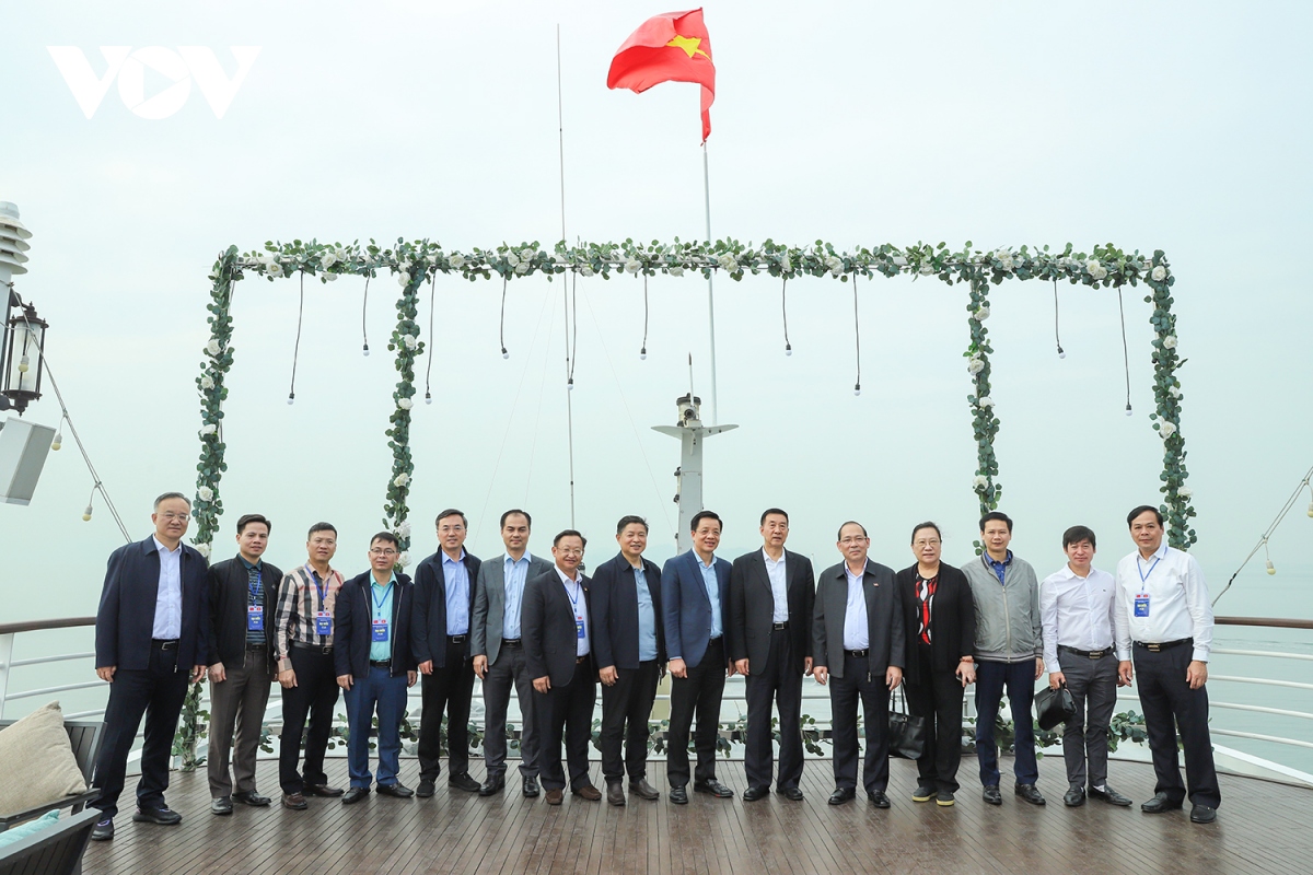 Đoàn đại biểu cấp cao Chính hiệp Trung Quốc thăm vịnh Hạ Long