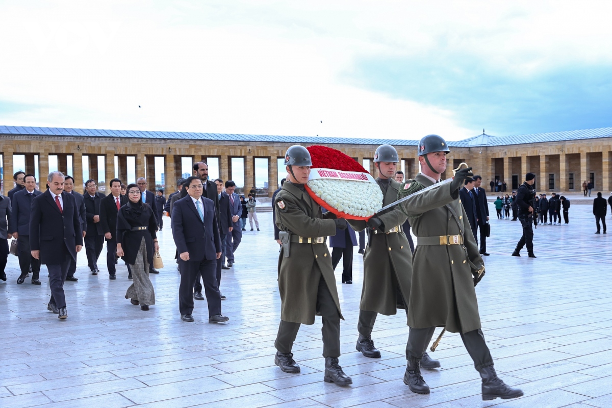 Thủ tướng và Phu nhân đặt vòng hoa, vào Lăng viếng cố Tổng thống Thổ Nhĩ Kỳ