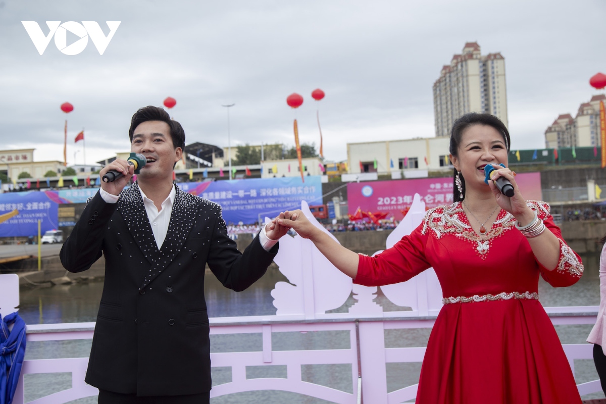 Giao lưu hát đối thanh niên Việt Nam - Trung Quốc trên sông biên giới