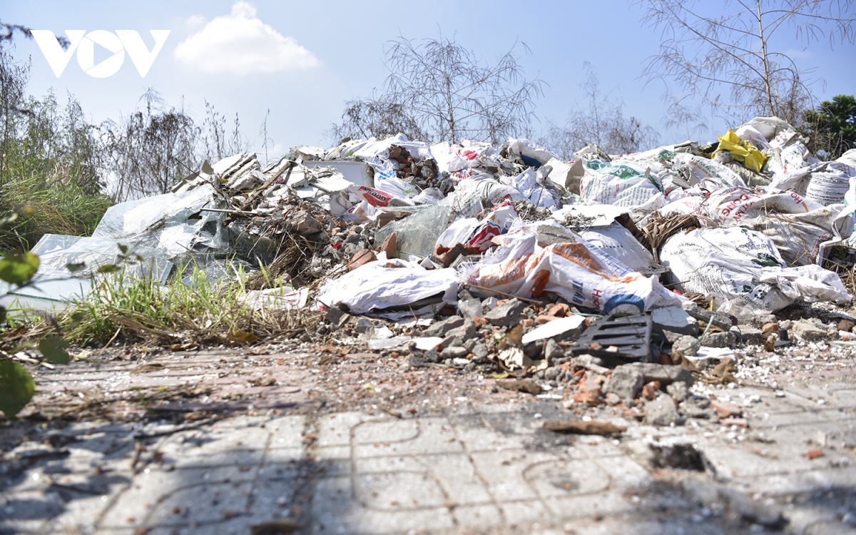 Khu “đất vàng” tràn ngập rác thải ở Long Biên