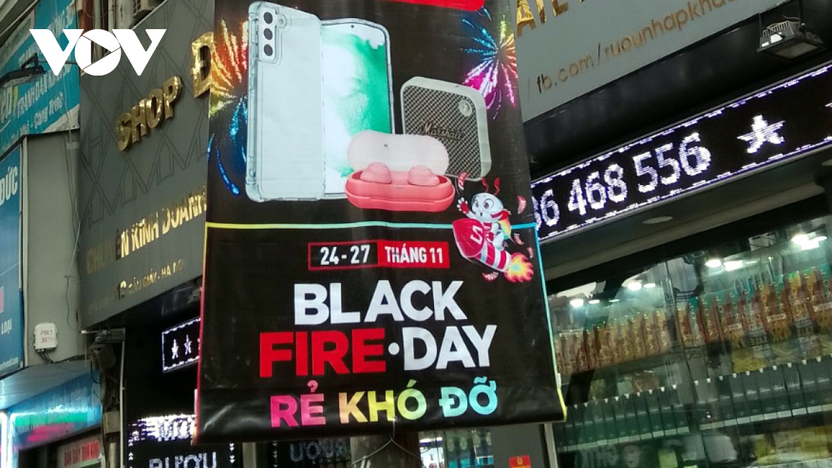 Black Friday 2023: Nhiều cửa hàng ở Hà Nội giảm giá “sập sàn” vẫn vắng khách mua