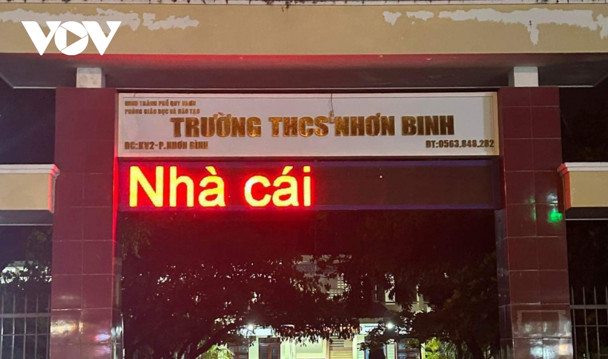Điều tra vụ bảng hiệu chạy dòng chữ lạ trên cổng một trường ở Bình Định