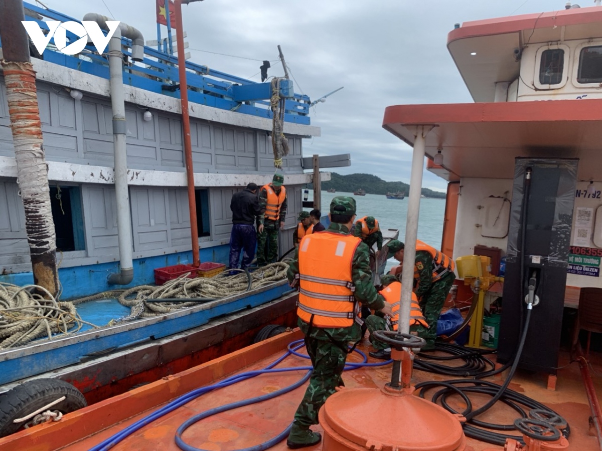 Cứu nạn thành công 12 ngư dân gặp nạn giữa biển Cô Tô