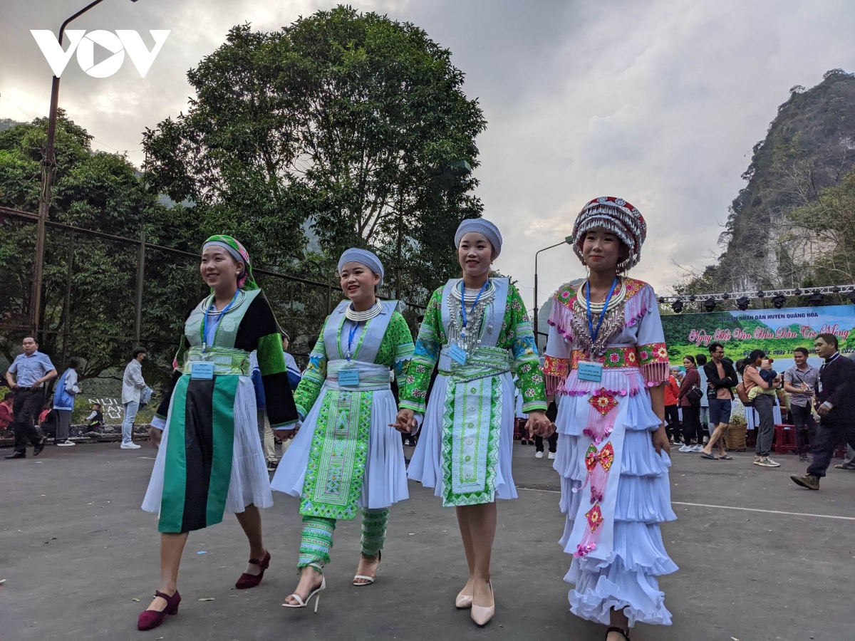 Giữ gìn và phát huy giá trị trang phục truyền thống người Mông trắng ở Cao Bằng