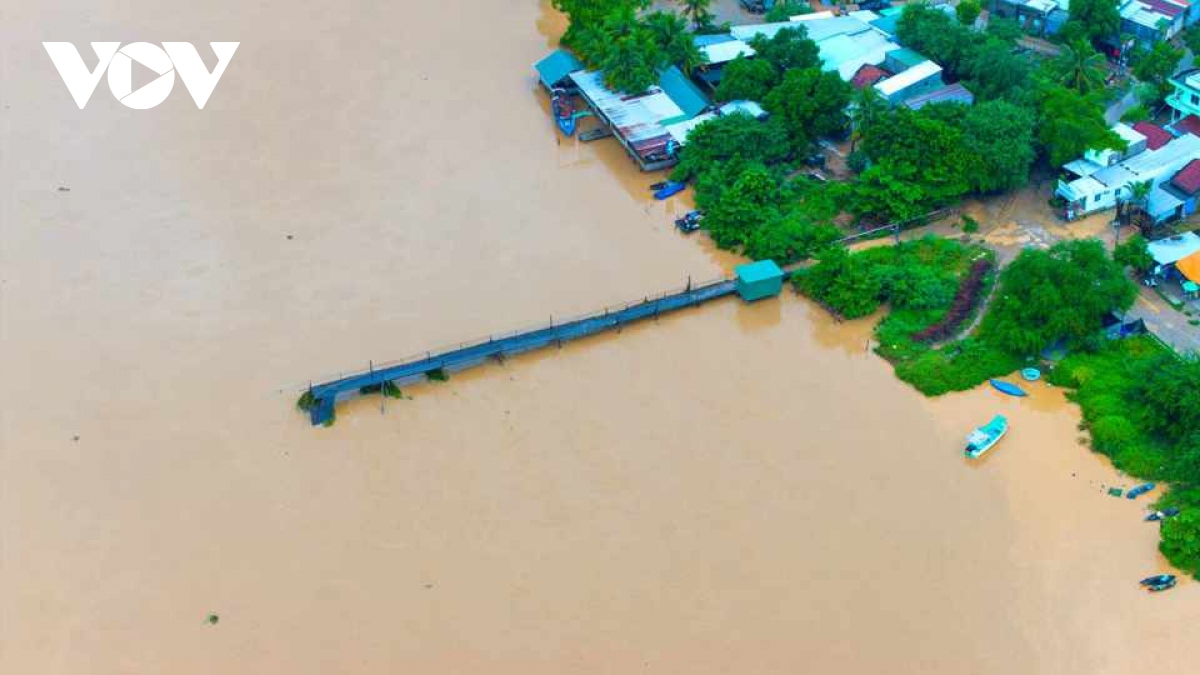 Cầu dài 300m bị trôi, nhiều người dân gặp khó khi qua sông Cái Nha Trang