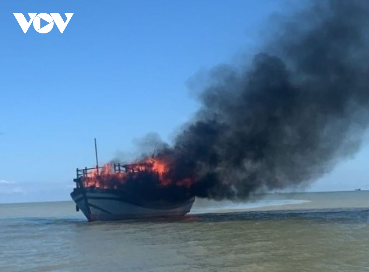 Thừa Thiên Huế: Tàu cá bất ngờ bốc cháy, 12 ngư dân thoát nạn