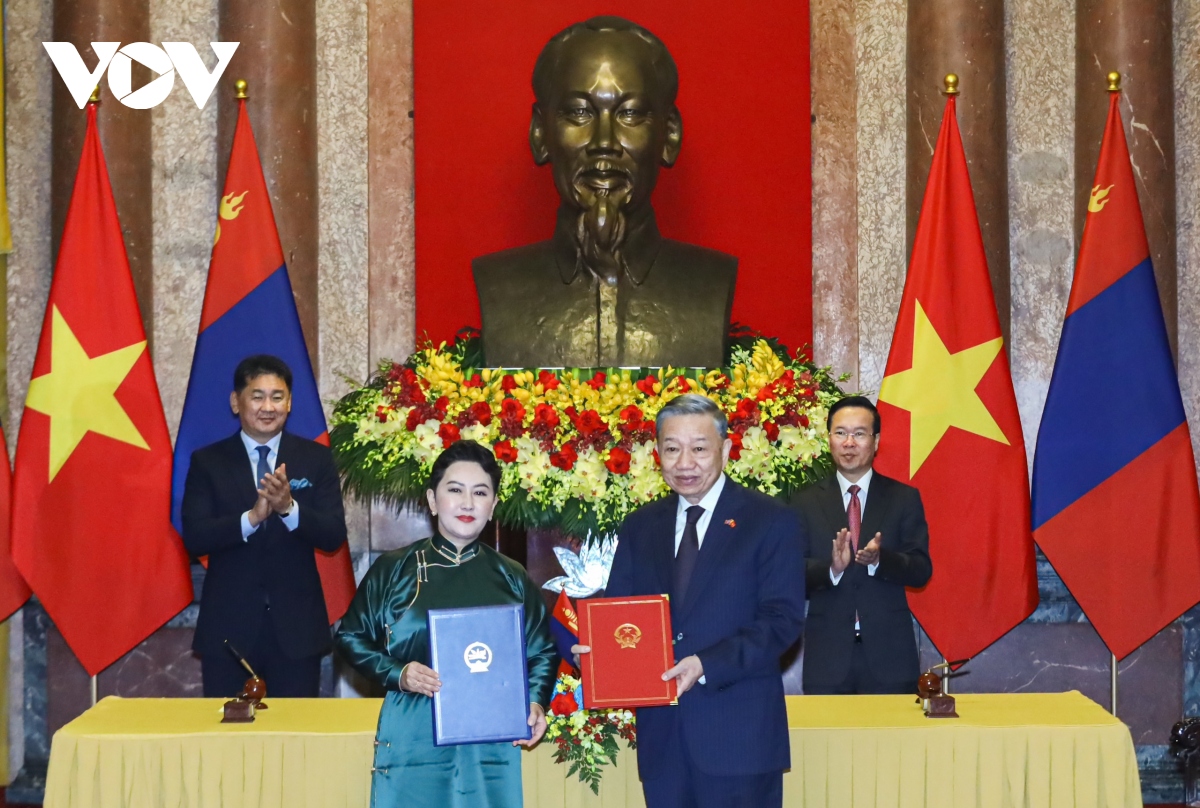 Chủ tịch nước và Tổng thống Mông Cổ hội đàm, chứng kiến lễ ký văn kiện hợp tác