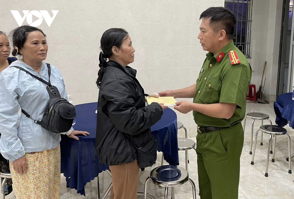 Công an Đà Nẵng thăm hỏi gia đình nhân viên bảo vệ ngân hàng bị đâm tử vong