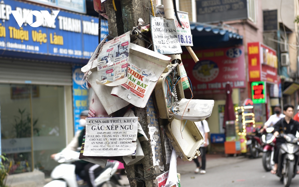 Cột điện, trạm biến áp ở Hà Nội “gánh còng lưng” biển quảng cáo, rao vặt