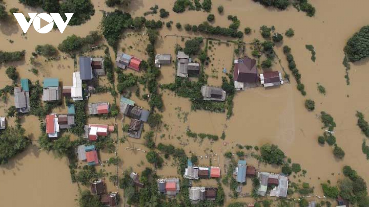 Tình làng nghĩa xóm trong mưa lũ ở Thừa Thiên Huế