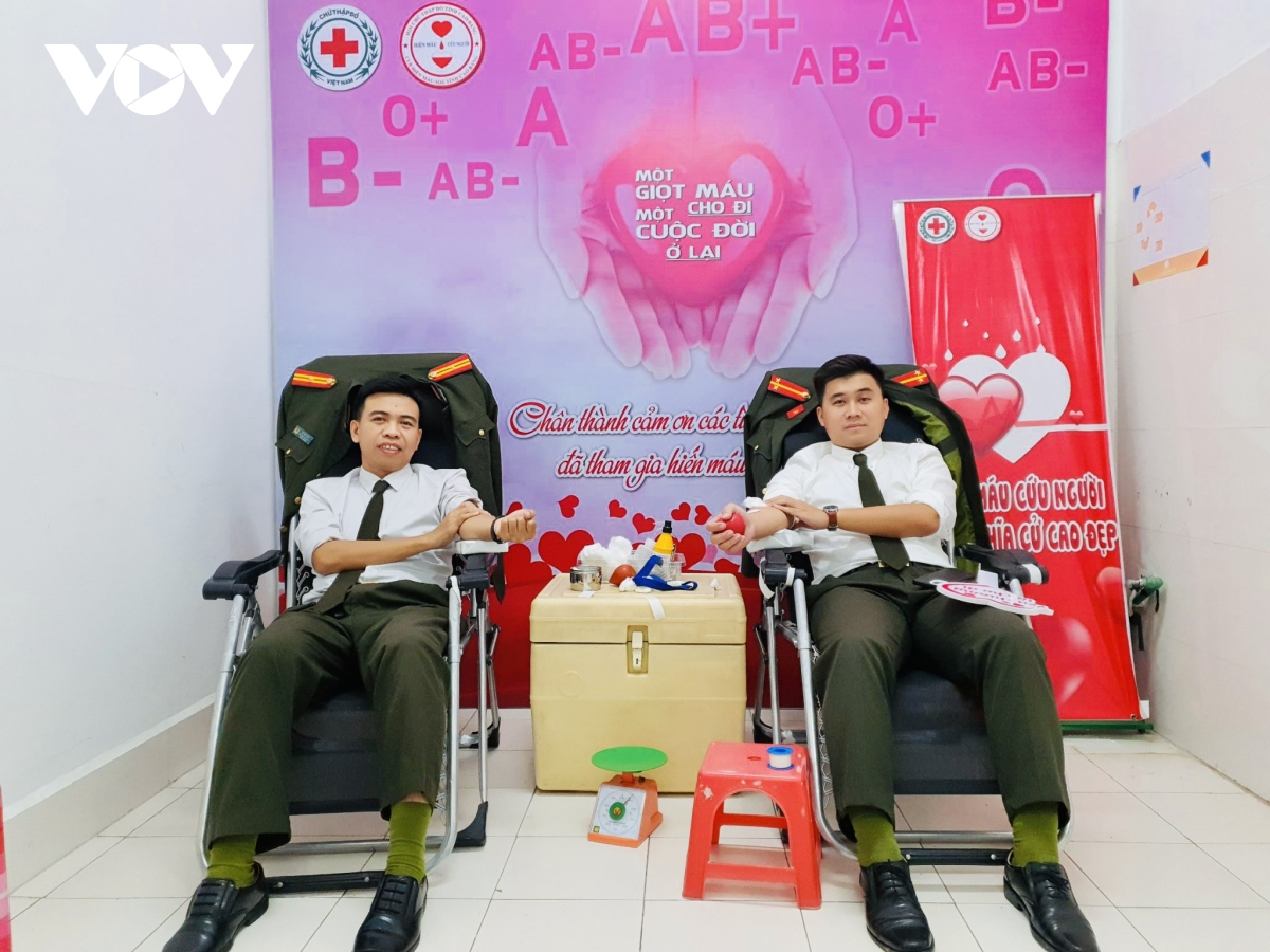 Hai cán bộ công an kịp thời hiến máu cấp cứu bệnh nhân trong đêm