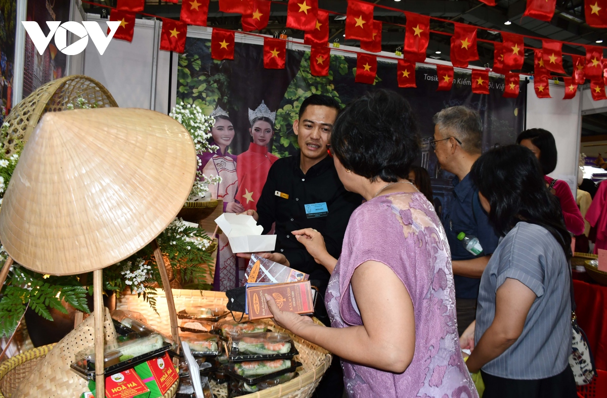 Ẩm thực Việt Nam hút khách tại Hội chợ từ thiện lần 54 ở Indonesia