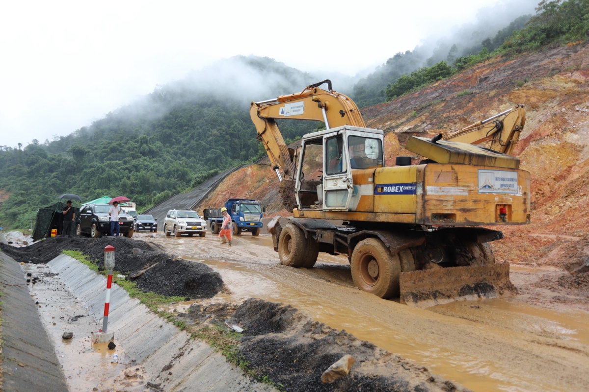 Đất đá tiếp tục sụt trượt trên tuyến cao tốc La Sơn - Túy Loan