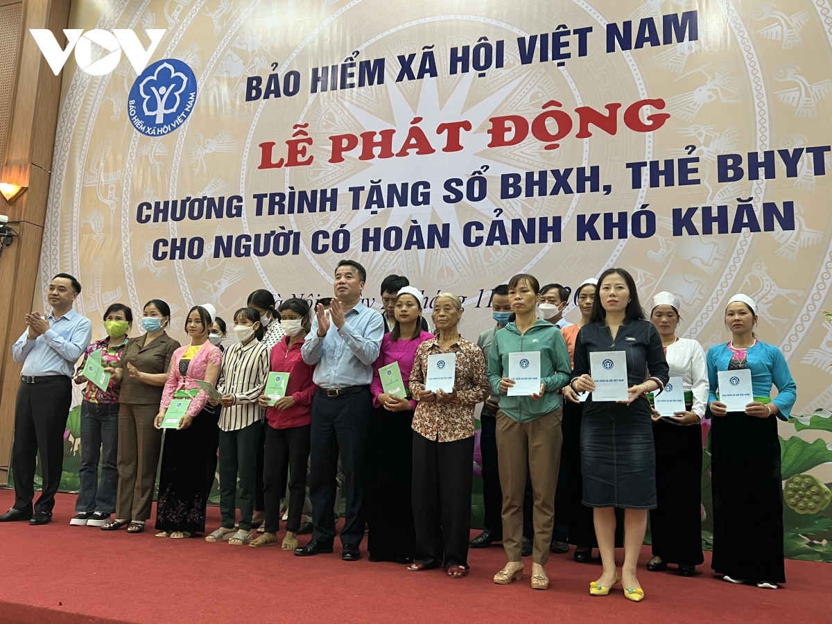 BHXH Việt Nam phát động tặng sổ BHXH, thẻ BHYT cho người có hoàn cảnh khó khăn