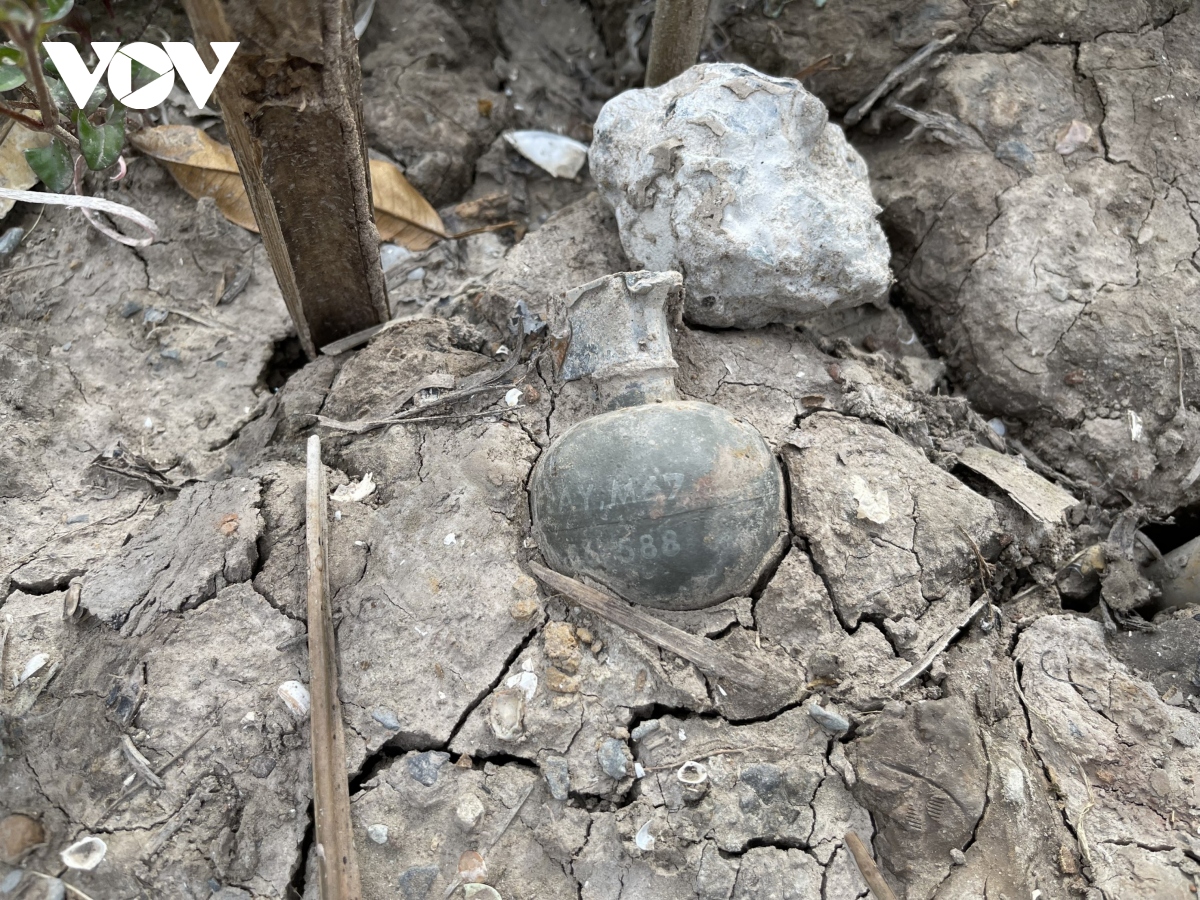 Người dân Tiền Giang lo ngại quả lựu đạn nằm ven đường chậm được xử lý