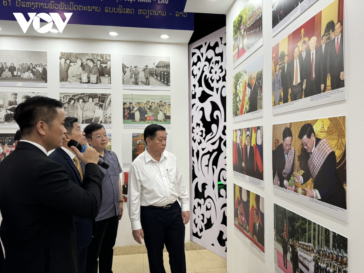 Ông Nguyễn Trọng Nghĩa thăm Hội chợ - Triển lãm Việt - Lào