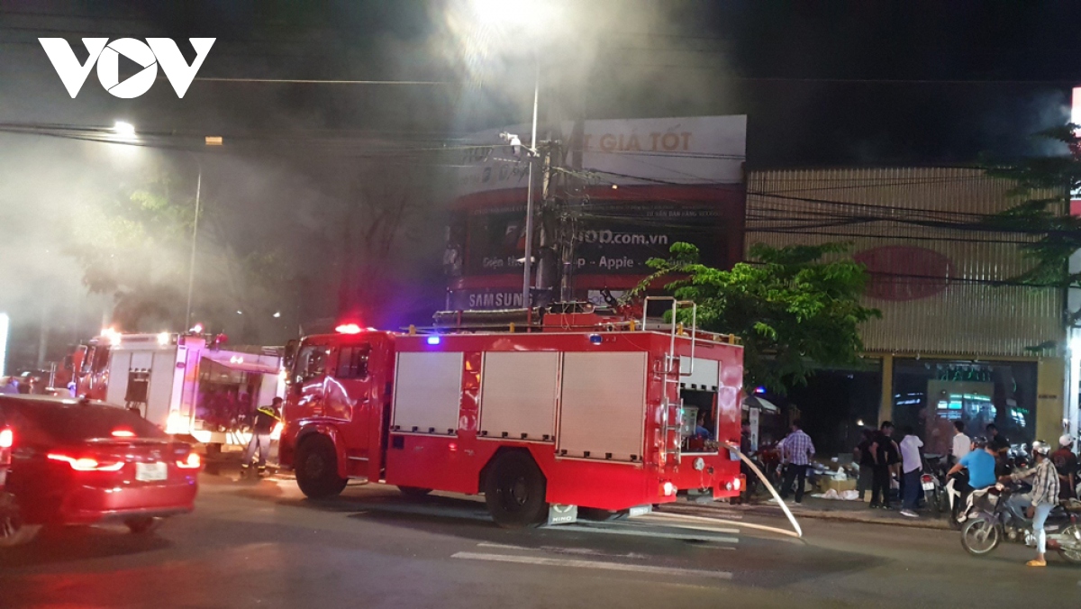 Cháy cửa hàng ở Bình Phước, nhân viên hốt hoảng bỏ chạy
