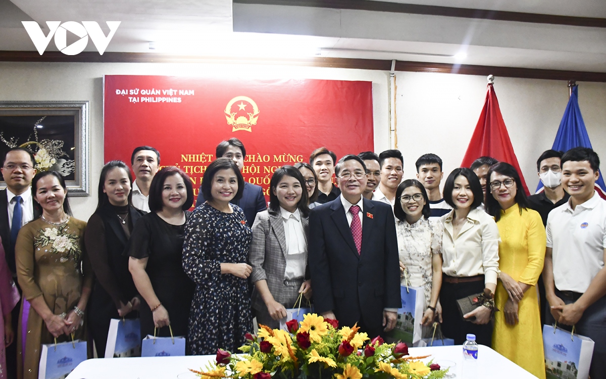 Phó Chủ tịch Quốc hội gặp Đại sứ quán và cộng đồng người Việt tại Philippines
