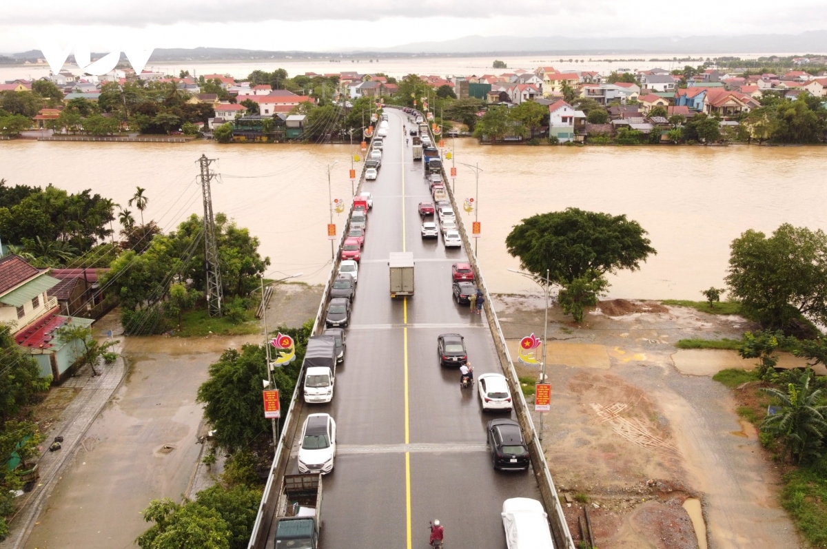 Vùng trũng Quảng Bình ứng phó mưa lớn, đưa xe lên cầu để tránh lũ