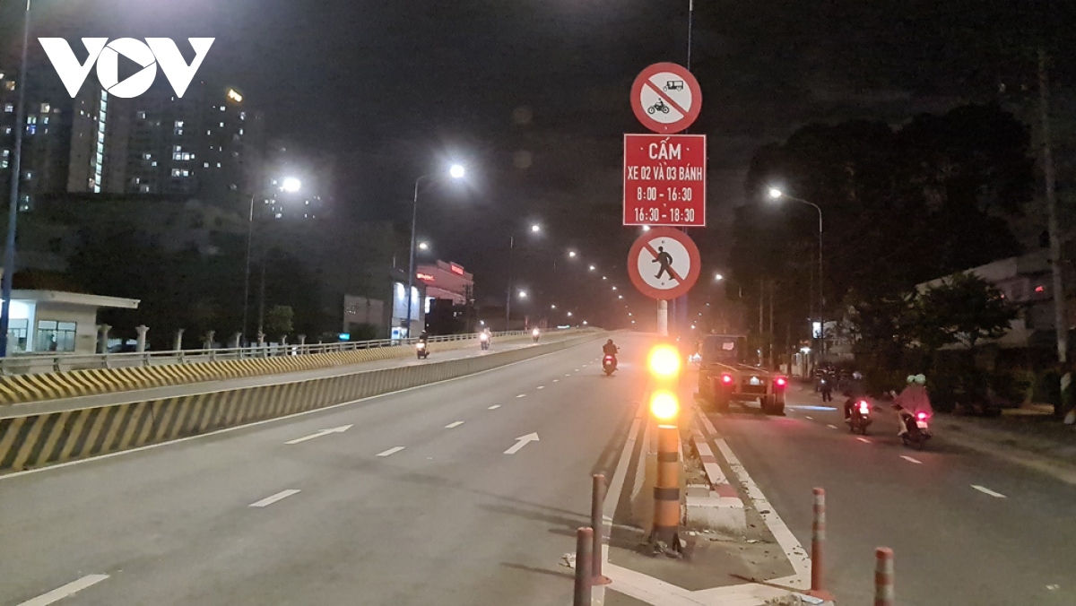 Sở GTVT Bình Dương không gắn biển báo “lạ” trên cầu vượt thép ở TP.Thuận An