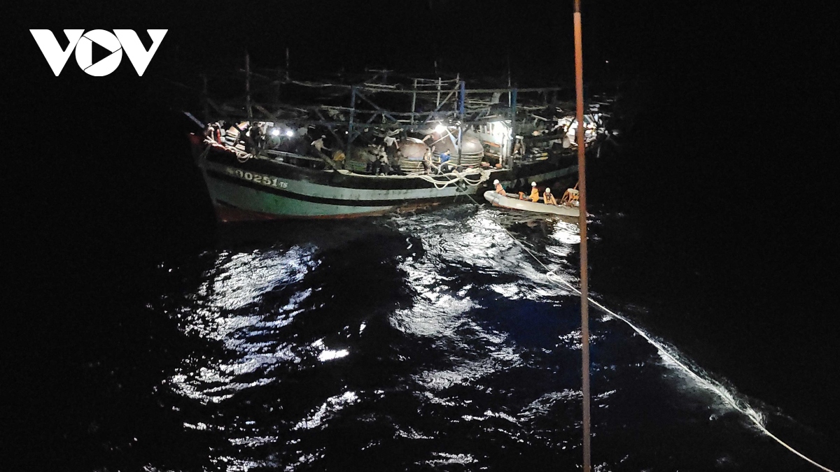 39 ngư dân cùng tàu cá Quảng Ngãi gặp nạn trên biển đã vào bờ an toàn